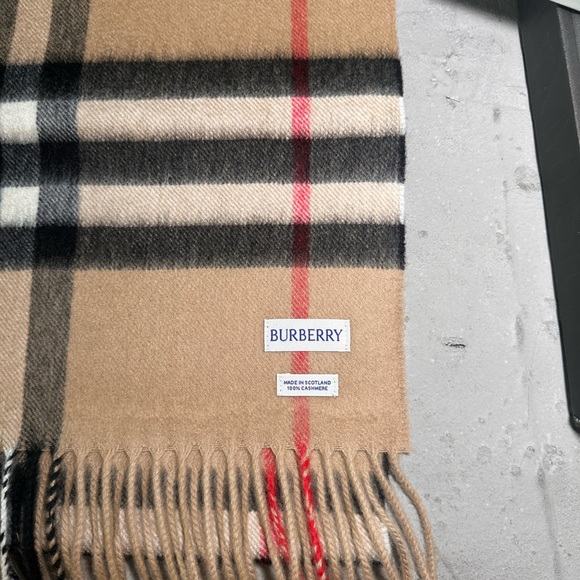 BURBERRY Unisex CHECK CASHMERE SCARF ARCHIVE BEIGE - Picture 4 of 10